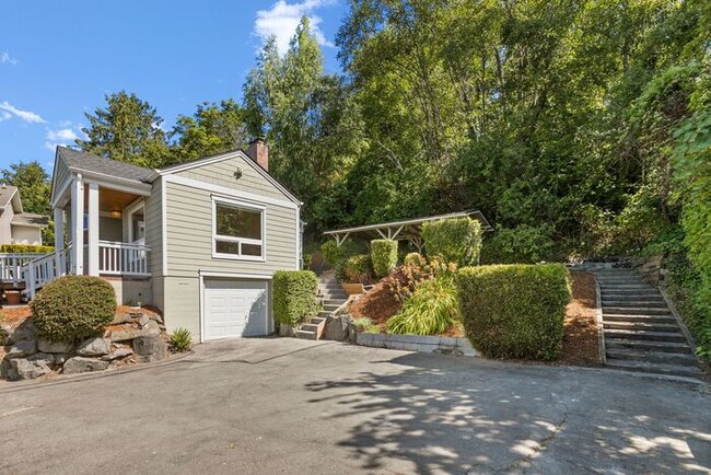 Building Photo - Charming Beach Drive Craftsman w/ AC and V...