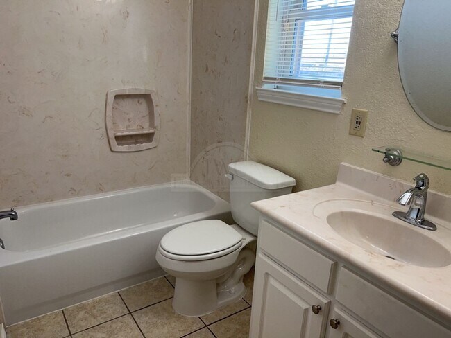 Building Photo - 2733 Phyllis Dr