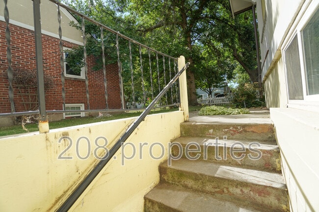 Building Photo - 2506 Woodlawn Ave