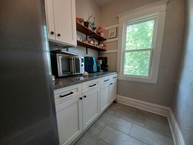 Building Photo - Beautifully Updated 4 BR/2 BA Upper-Level Duplex in Minneapolis with 2-Car Garage!