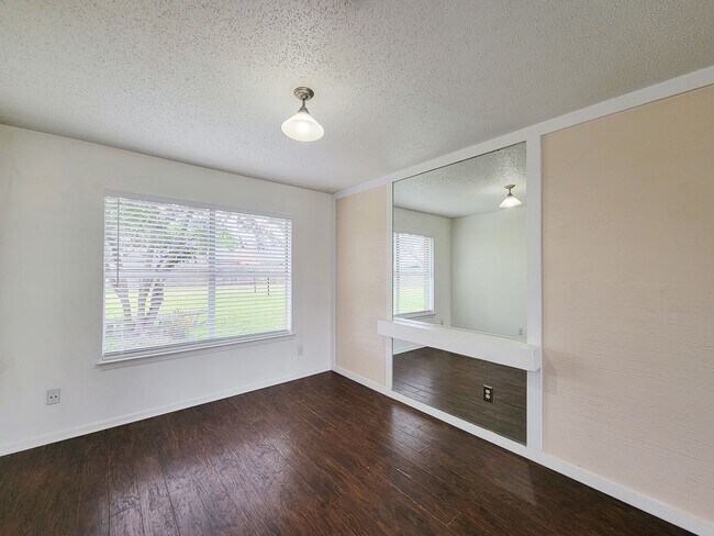 Building Photo - Welcome home to a bright & spacious retreat in sought-after Steeplechase where comfort, function ...