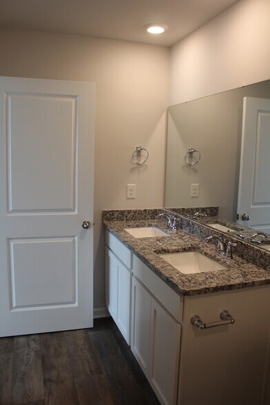 Ensuite Bathroom - 4174 High Glen Dr