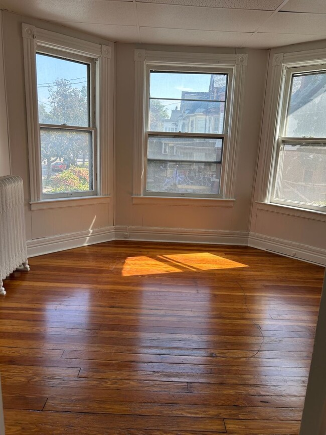 Building Photo - 1 Bedroom, 1 Bathroom with Den on Union St...