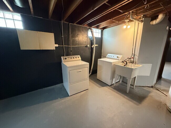 Building Photo - 8862 Zodiac Dr