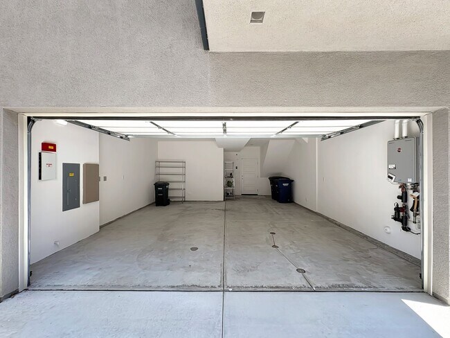 Building Photo - Spacious San Elijo Hills Home with 2-car G...