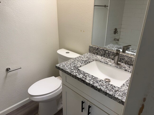 Building Photo - Recently remodeled Condo close to College