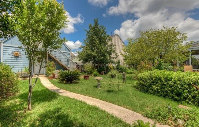 Building Photo - Superb Suburban Space! Multiple Living areas!