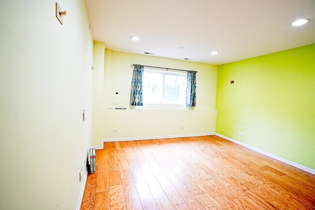 Building Photo - 470 Grosvenor Ln