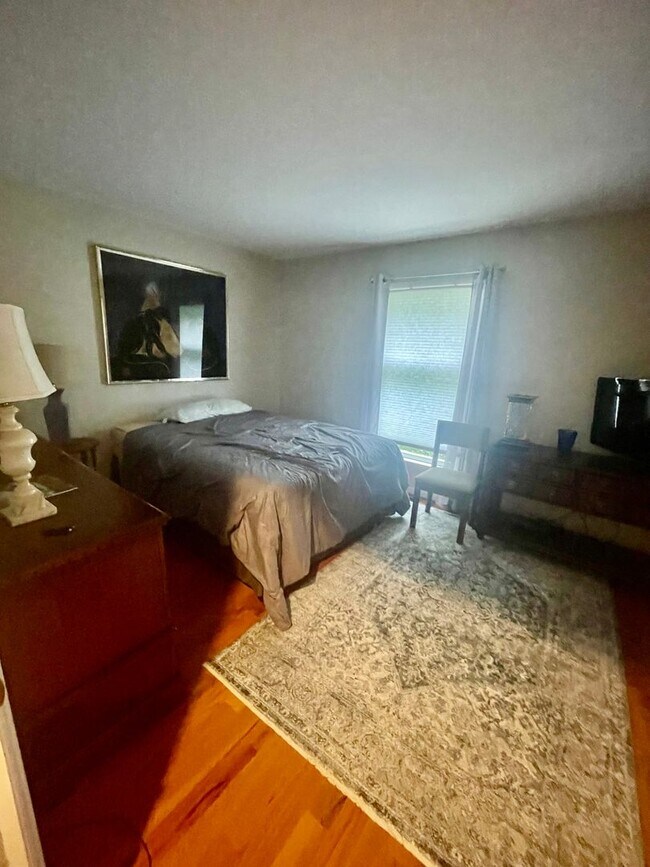 Building Photo - FULLY FURNISHED - PERFECT FOR THE COLLEGE ...