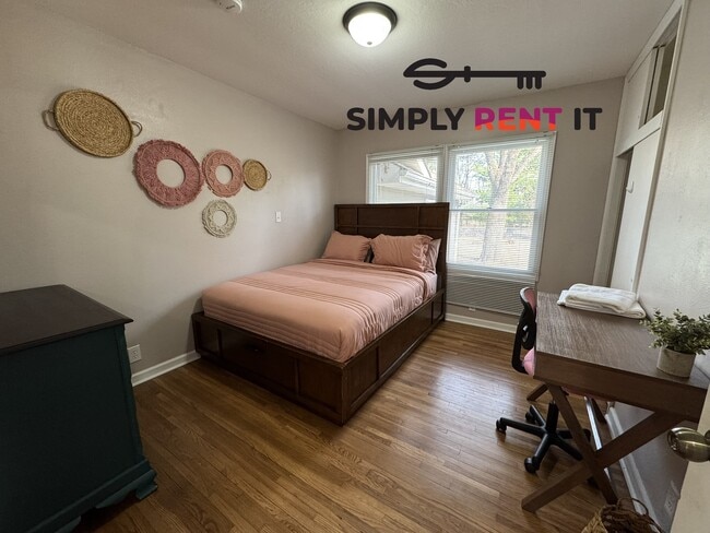 Building Photo - Updated 3+ Bedroom, 1.5 Bath Avail Aug 1st
