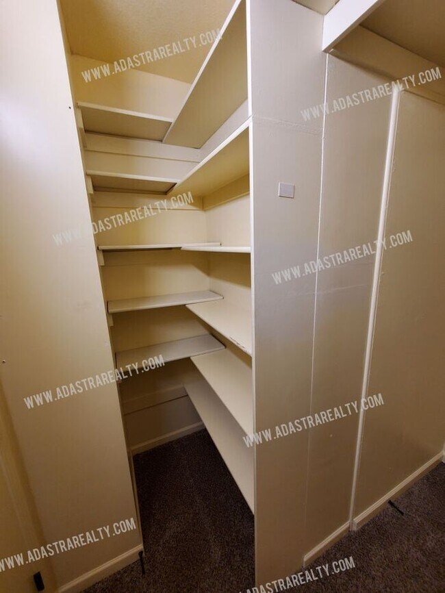 Building Photo - Beautiful and Spacious Olathe Townhome-Available in APRIL!!!