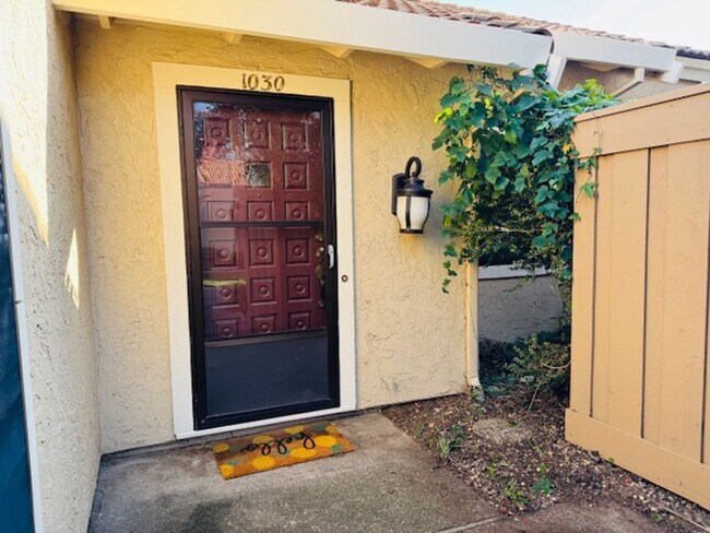 Building Photo - Wonderful, single level townhome w/attached garage available for move-in now!