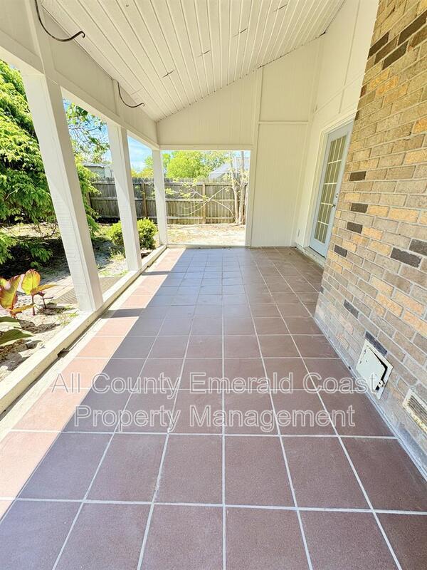 Building Photo - 710 Swan Ln