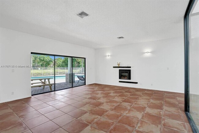 Building Photo - 16610 Royal Poinciana Ct