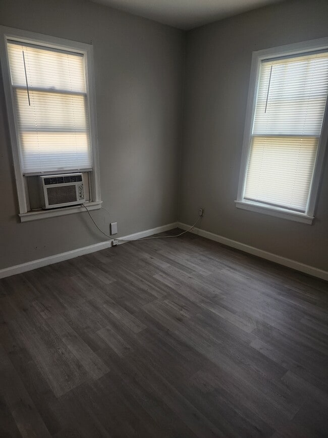 Building Photo - 422 W Poplar Ave