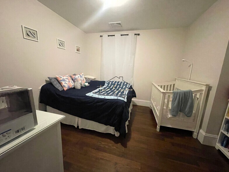 Building Photo - 2044 Beacon St