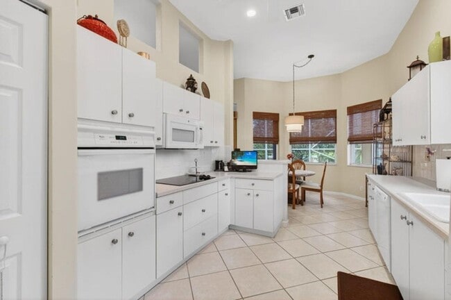 Building Photo - 15845 Vivanco St