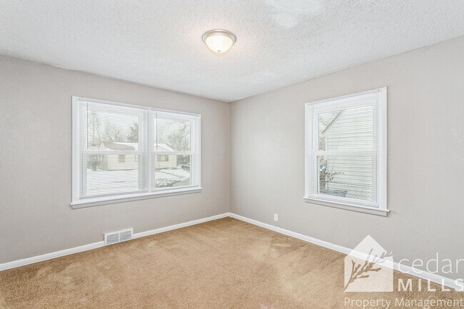 Building Photo - Large 3 Bedroom Ranch w/ Extra Space