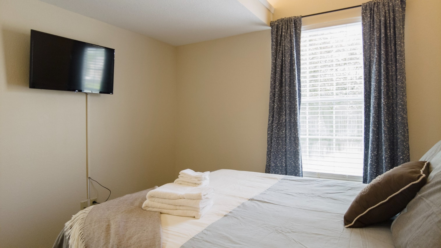 Building Photo - 420 Fall Creek Dr