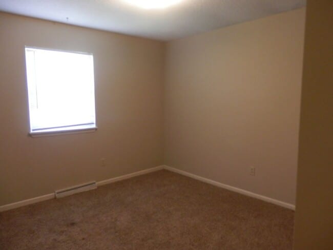 Building Photo - Quality 3 Bedroom 1.5 Bathroom Townhouse