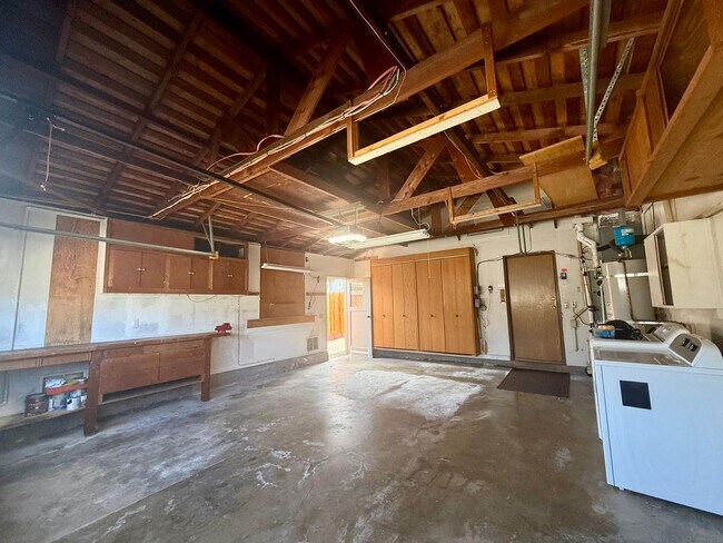 Building Photo - THREE BED / TWO BATH SINGLE LEVEL TERRA LINDA HOME WITH FAMILY ROOM AND A/C