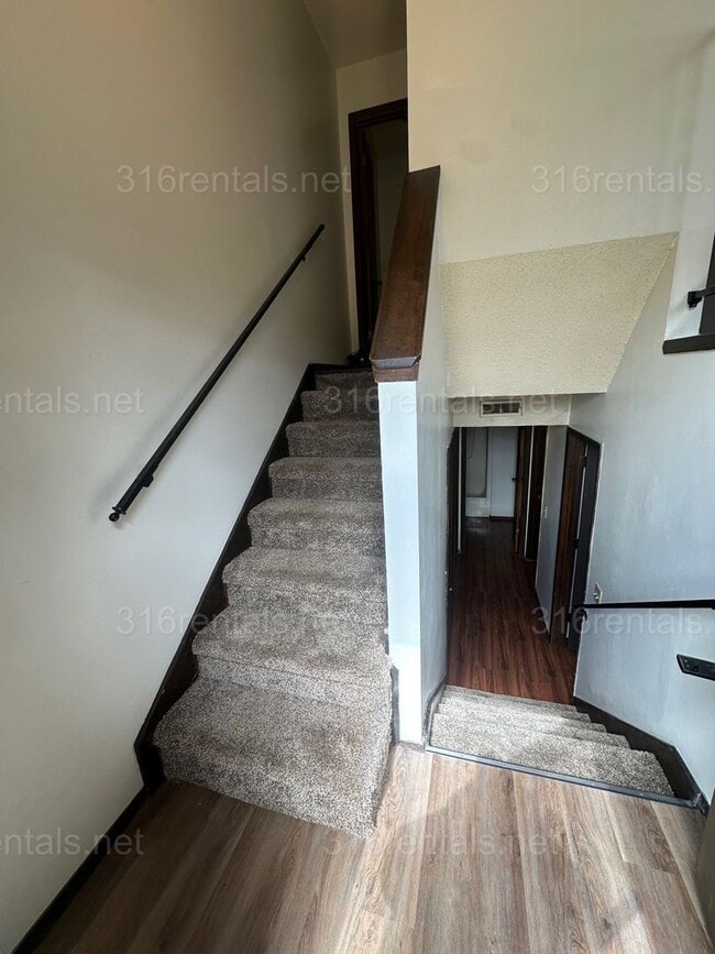 Building Photo - $875 - 2 bed 1.5 bath - Duplex within walking distance from Walmart