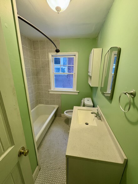 bathroom - 3904 Charlotte St