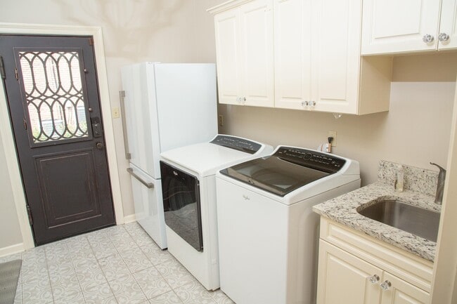 Building Photo - 10060 Avent Ridge Cove
