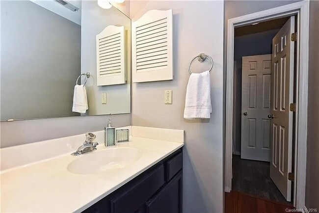 Building Photo - Charming 2BR Condo in Charlotte