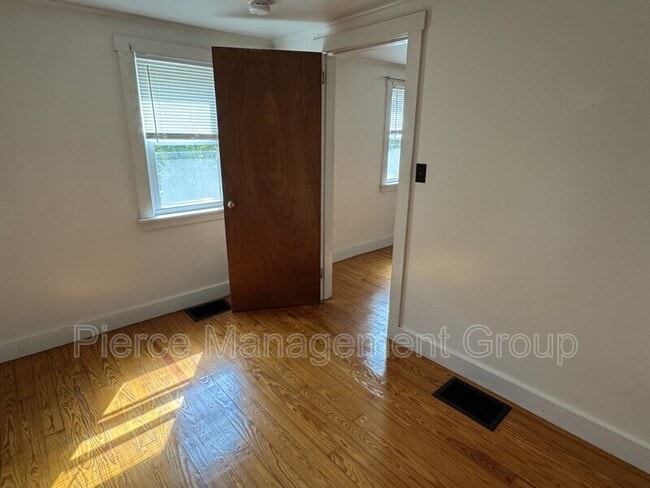 Building Photo - 26 Elm St