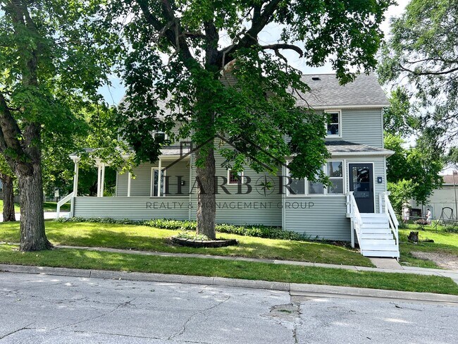 Building Photo - Large Renovated Studio- SPECIAL! First Month Rent Free