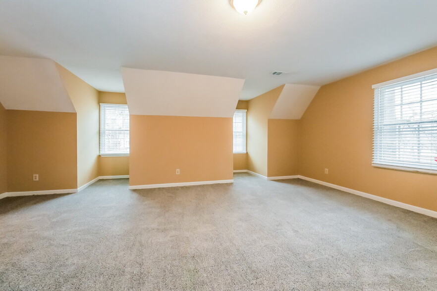 Building Photo - 240 Brookclear Ln