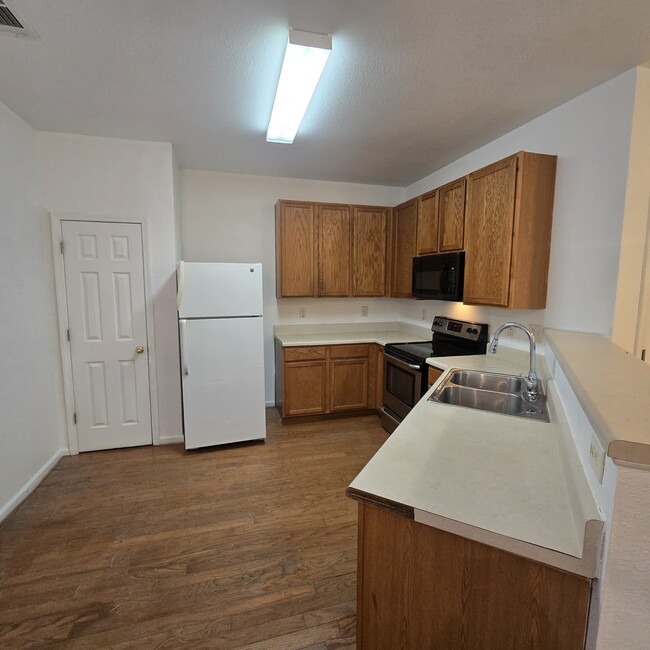 Building Photo - "Charming 3-Bed Townhouse with Hardwood El...