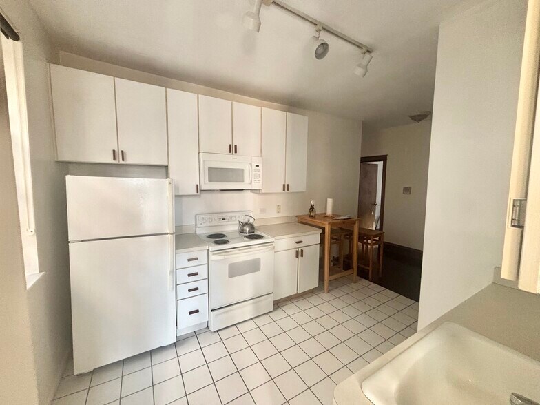 Building Photo - 4866 N Ashland Ave