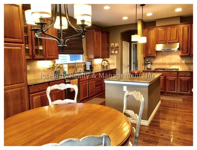 Building Photo - 4 Bed/5 Bath, 4,219 Sqft -11089 Canyonbroo...