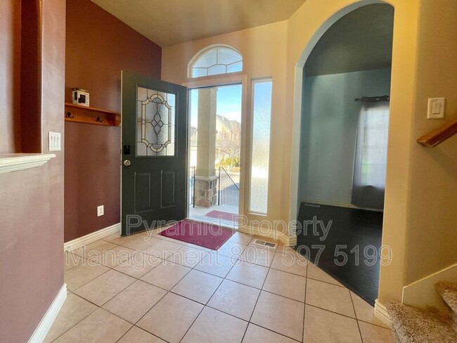 Building Photo - 2896 E Lookout Dr