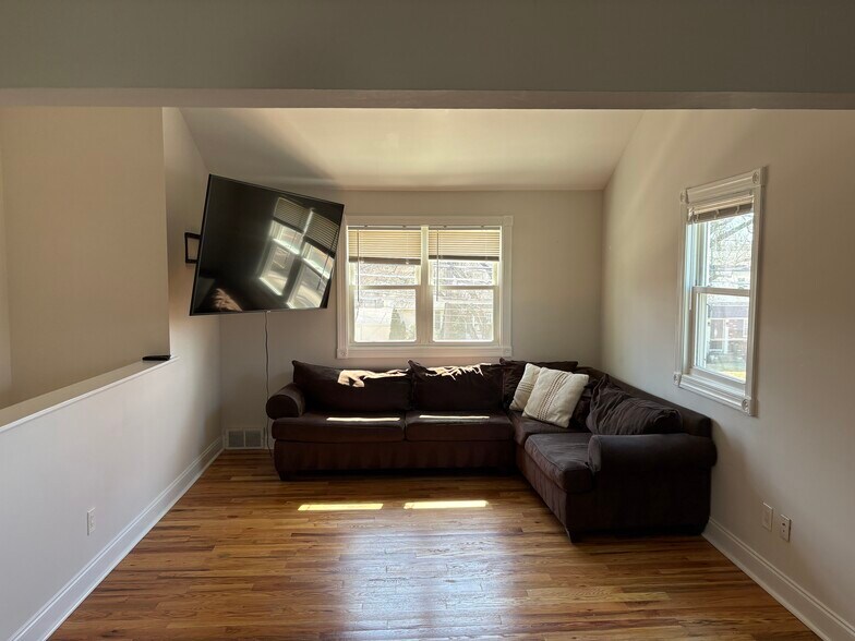 Building Photo - 533 W Kings Hwy