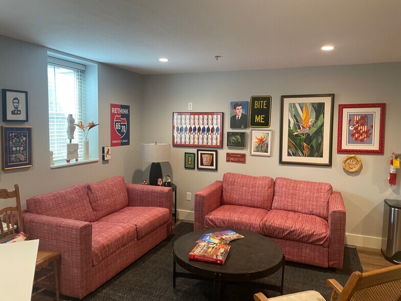 Building Photo - 403 E 4th St