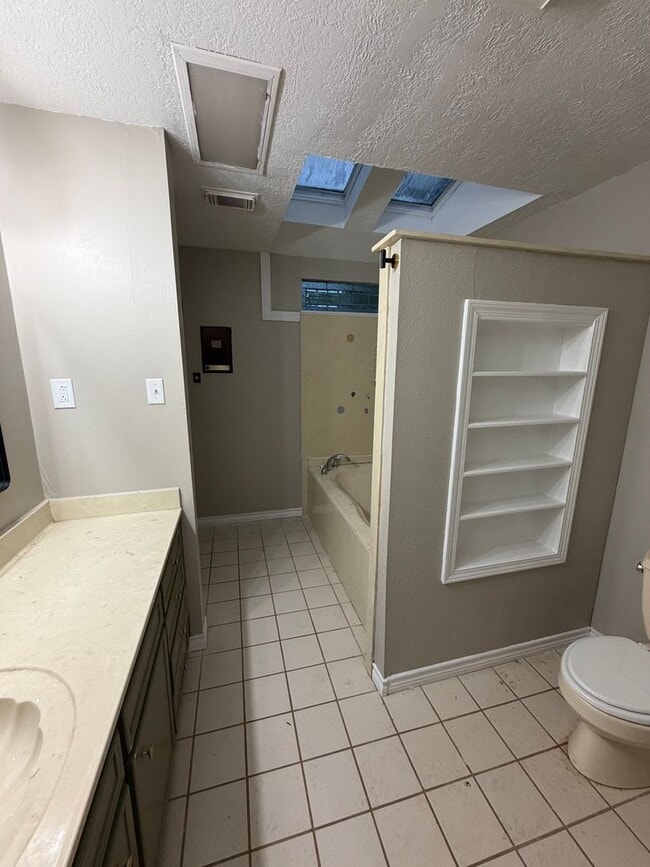 Building Photo - 3 Bedroom, 2 Bathroom Home for Rent in Groves, Tx