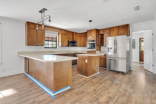 Building Photo - 5 bed 2.5 bath home with acreage