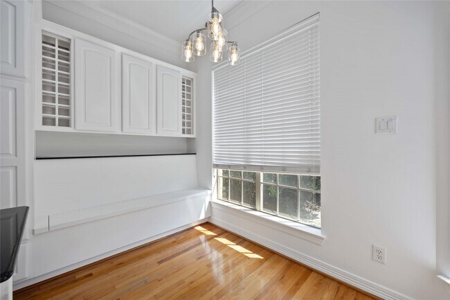 Building Photo - 2827 Briarhurst Park