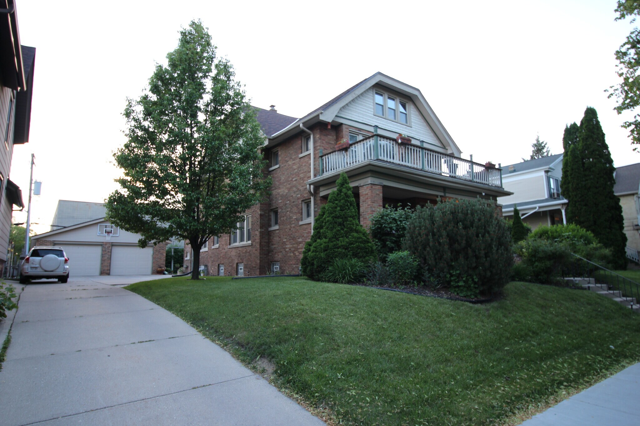 Driveway with Garage - 1621 N Astor St