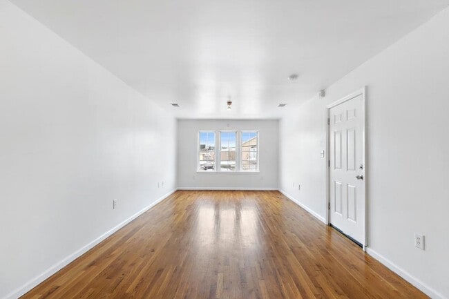 Building Photo - 296 Sussex Ave