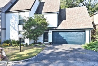 Building Photo - Updated 2 bed, 2 bath townhouse with 1,788...