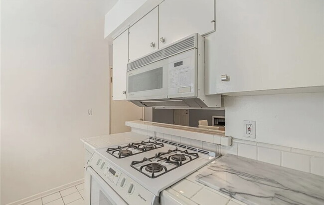 Building Photo - "Chic Woodland Hills Retreat: Spacious 1-B...