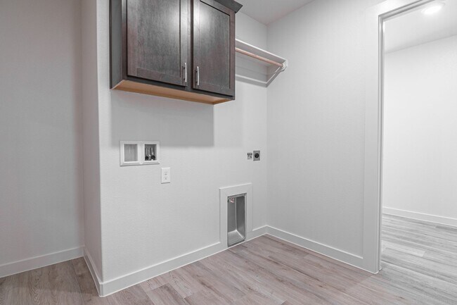 Building Photo - 2060 Acacia Ln