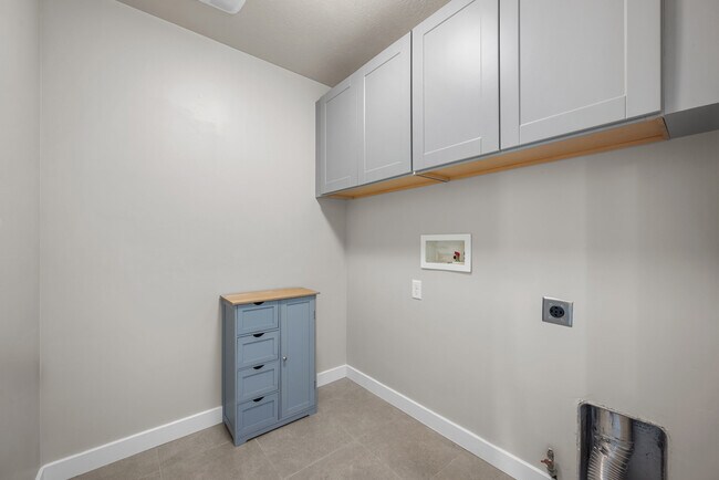 Building Photo - 554 S Church Dr
