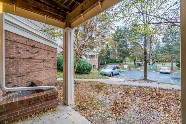 Building Photo - Charming And Well-Maintained 1 Bedr 1 Bath...