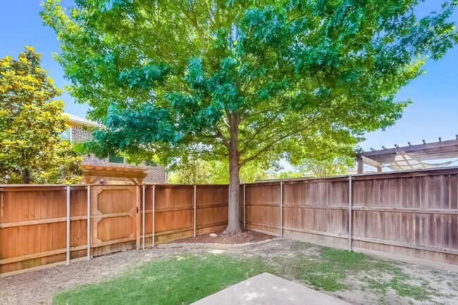 Building Photo - COMING SOON! CHARMMING 2 BEDROOM TOWNHOME ...