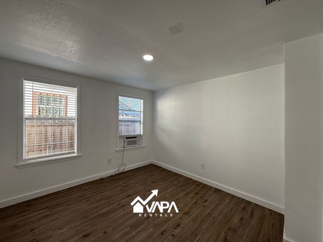 Building Photo - 206 Southlawn Ave